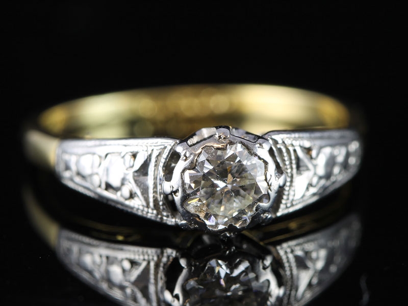 BEAUTIFUL SOLITAIRE DIAMOND 18 CARAT GOLD RING