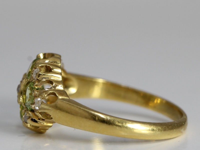 BEAUTIFUL PERIDOT AND DIAMOND 18 CARAT GOLD RING