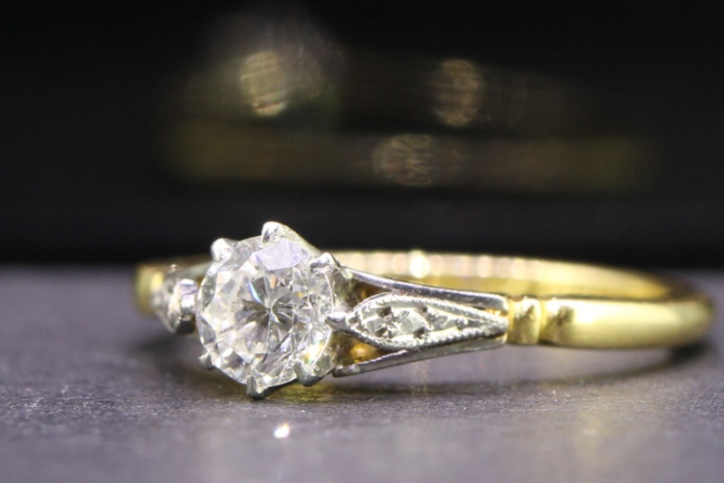  GORGEOUS 18 CARAT GOLD AND PLATINUM DIAMOND SOLITAIRE RING