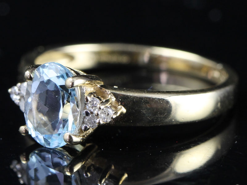 EXCEPTIONAL AQUAMARINE AND DIAMOND 18 CARAT GOLD RING