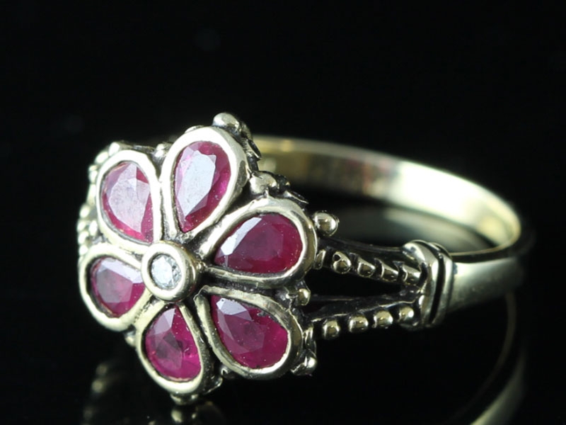 BEAUTIFUL RUBY AND DIAMOND FLOWER 9 CARAT GOLD CLUSTER RING