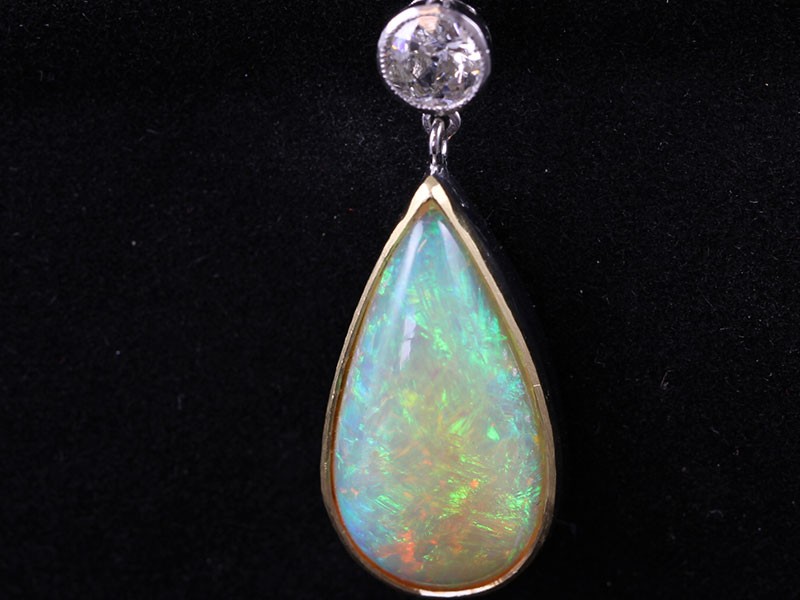 GORGEOUS OPAL AND DIAMOND PLATINUM AND 18 CARAT GOLD NECKLACE