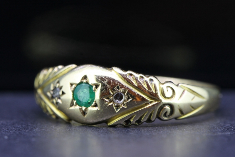 BEAUTIFUL EDWARDIAN EMERALD AND DIAMOND 18 CARAT GOLD RING