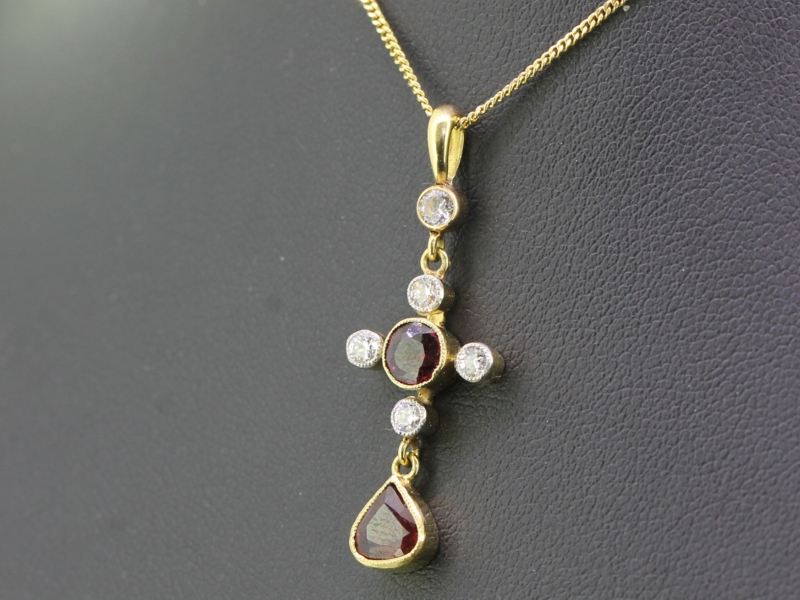  STUNNING EDWARDIAN BURMESE RUBY AND DIAMOND PENDANT AND 18 CARAT GOLD CHAIN