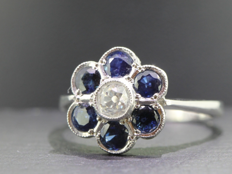 DRAMATIC SAPPHIRE AND DIAMOND DAISY CLUSTER 18 CARAT GOLD RING