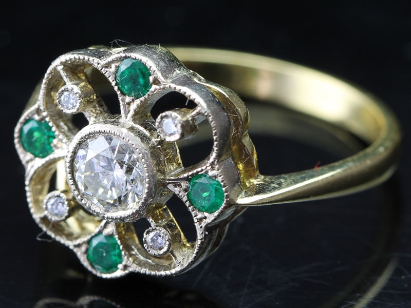 WONDERFUL EDWARDIAN DIAMOND AND EMERALD 18 CARAT GOLD RING