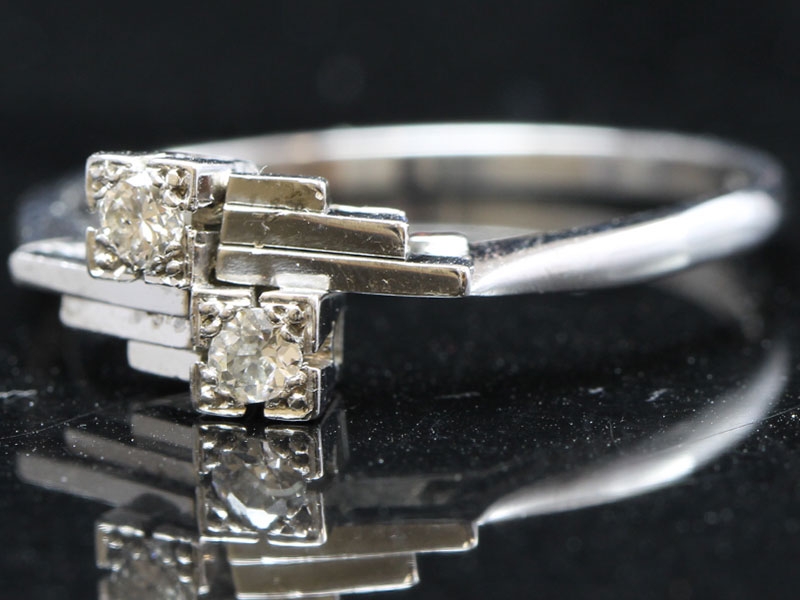 BEAUTIFUL PLATINUM AND DIAMOND ART DECO RING