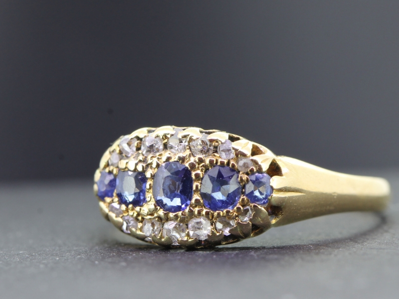 WONDERFUL SAPPHIRE AND DIAMOND 18 CARAT GOLD GYPSY RING