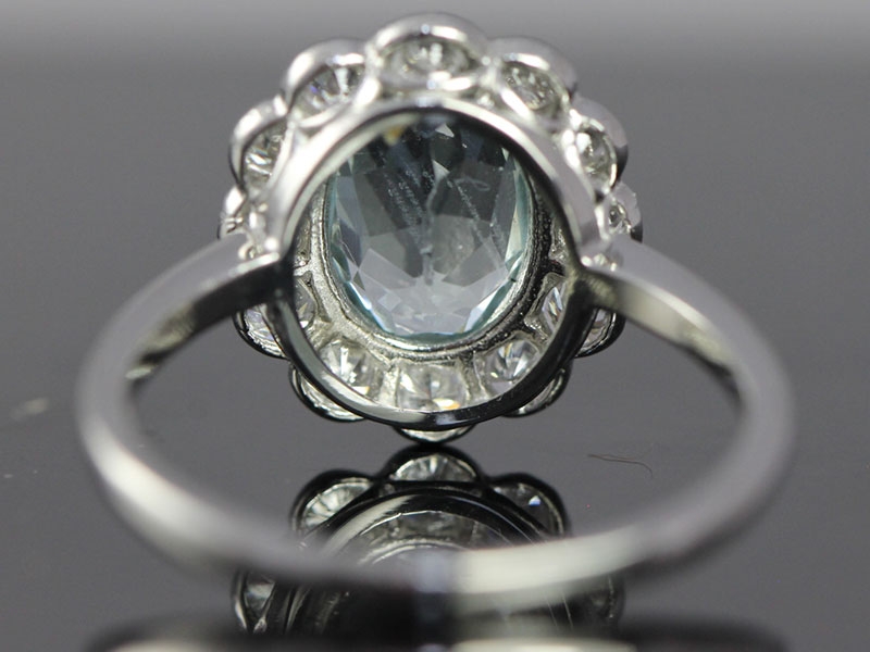 IMPRESSIVE AQUAMARINE AND DIAMOND PLATINUM CLUSTER RING