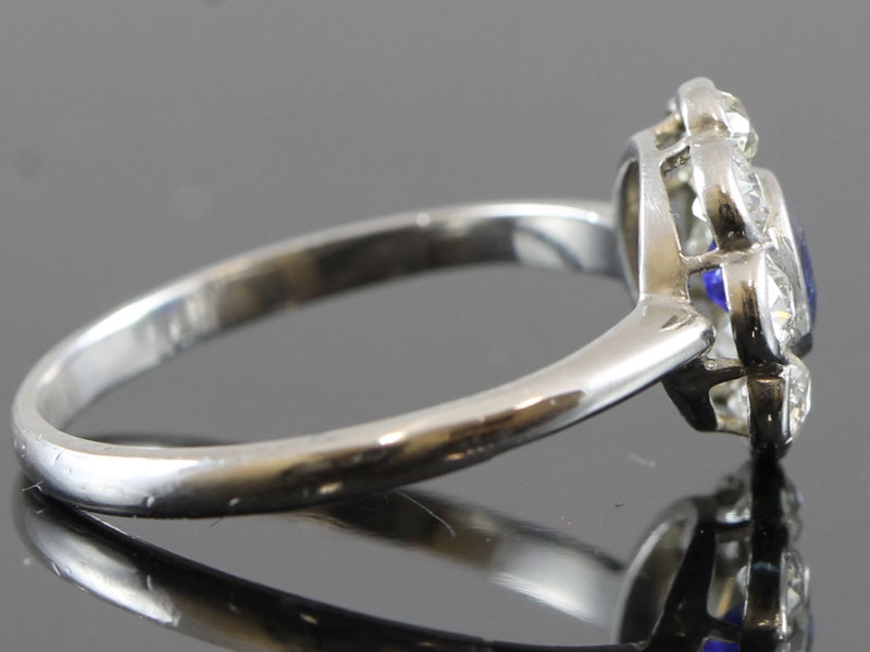 BEAUTIFUL EDWARDIAN SAPPHIRE AND DIAMOND DAISY PLATINUM RING