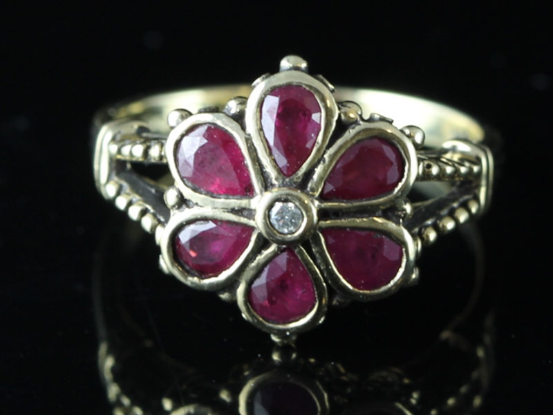 BEAUTIFUL RUBY AND DIAMOND FLOWER 9 CARAT GOLD CLUSTER RING