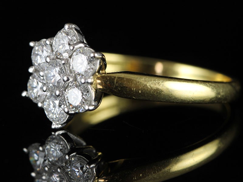 FABULOUS DIAMOND DAISY CLUSTER 18 CARAT GOLD RING