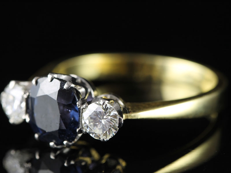 GORGEOUS AUSTRALIAN SAPPHIRE AND DIAMOND 18 CARAT GOLD TRILOGY RING