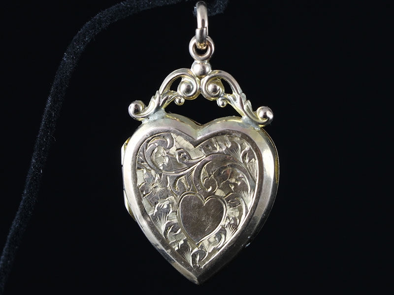 CHARMING ENGRAVED HEART SHAPED 9 CARAT GOLD LOCKET