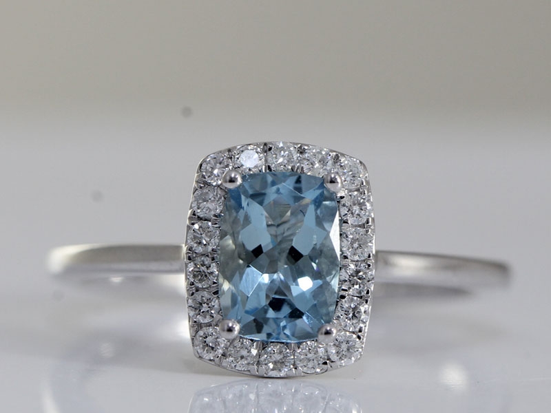 GORGEOUS AQUAMARINE AND DIAMOND 18 CARAT GOLD CLUSTER RING