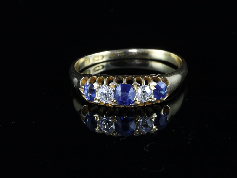 A FABULOUS 18CT GOLD EDWARDIAN DIAMOND AND SAPPHIRE GYPSY RING