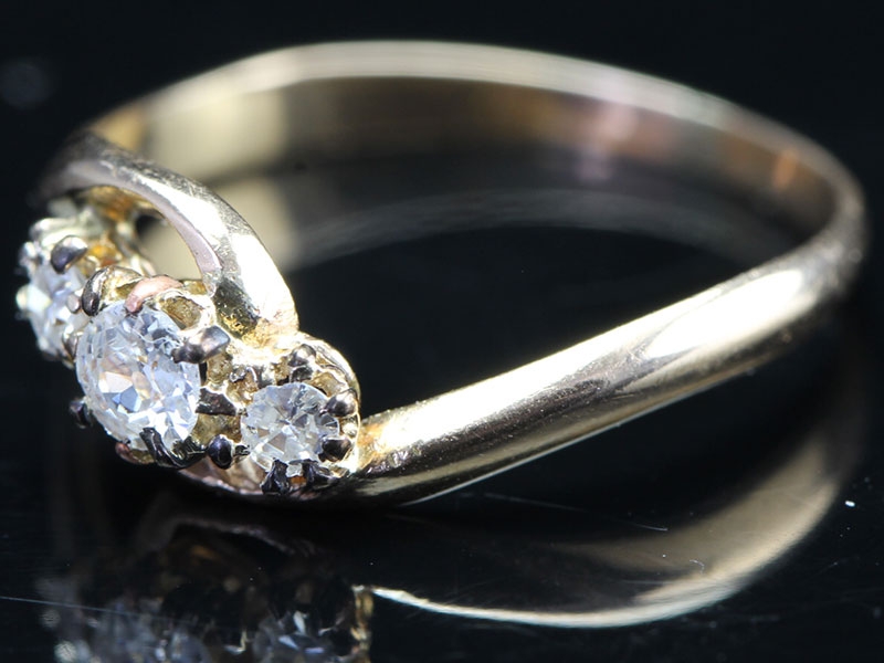 BEAUTIFUL EDWARDIAN DIAMOND ON A TWIST 18 CARAT GOLD RING