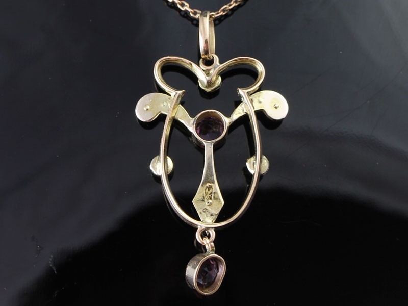  SUPERB LAVALIERE AMETHYST AND SEED PEARL 9 CARAT GOLD PENDANT AND CHAIN