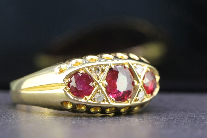 BEAUTIFUL RUBY AND DIAMOND 18 CARAT GOLD RING