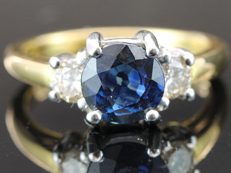 BEAUTIFUL DEEP BLUE SAPPHIRE AND DIAMOND TRILOGY 18 CARAT GOLD RING