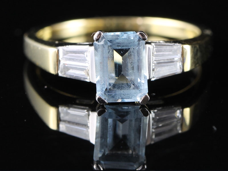 BEAUTIFUL AQUAMARINE AND BAGUETTE DIAMOND 18 CARAT GOLD RING