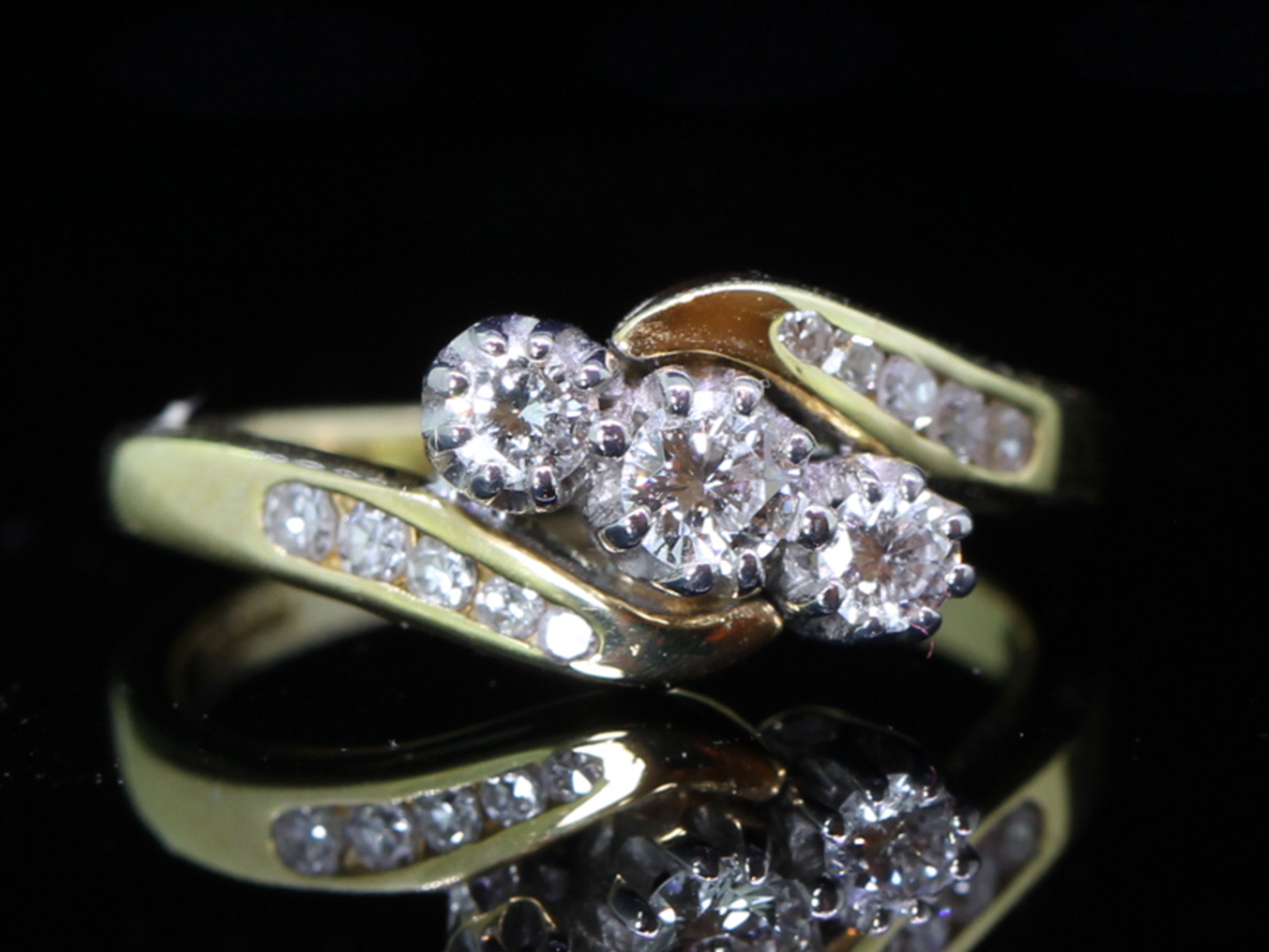Beautiful Vintage Diamond 18ct Gold Trilogy Ring