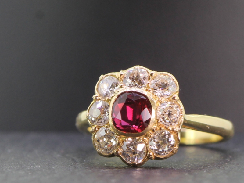 GORGEOUS RUBY AND DIAMOND 18 CARAT GOLD RING