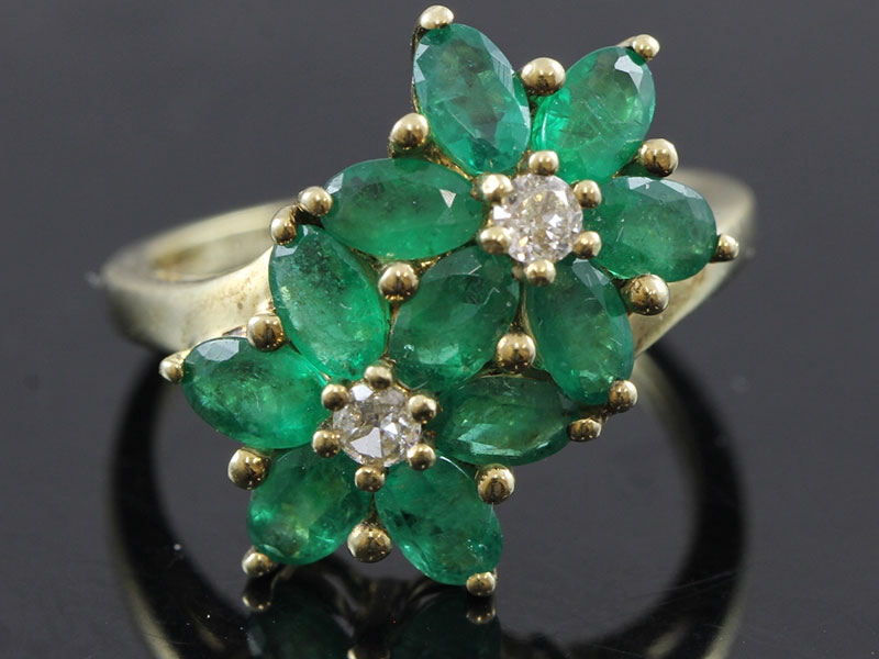 GLORIOUS EMERALD AND DIAMOND 9 CARAT GOLD RING		