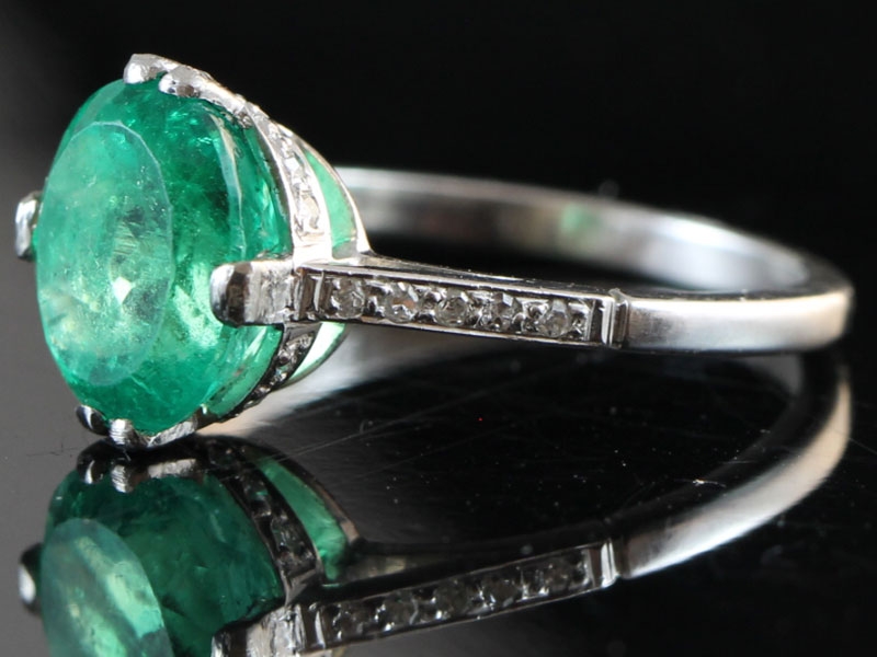  MAGNIFICENT COLUMBIAN EMERALD AND DIAMOND ART DECO PLATINUM RING