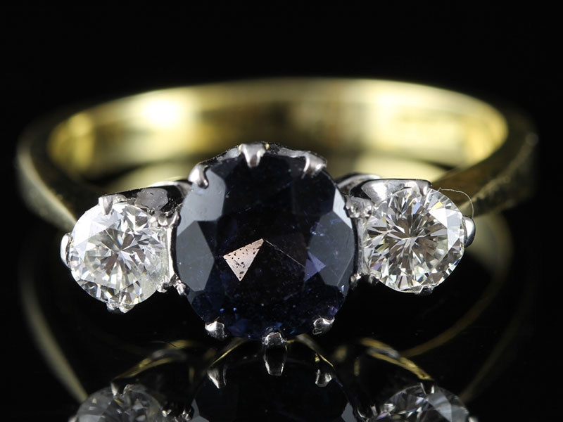 GORGEOUS AUSTRALIAN SAPPHIRE AND DIAMOND 18 CARAT GOLD TRILOGY RING