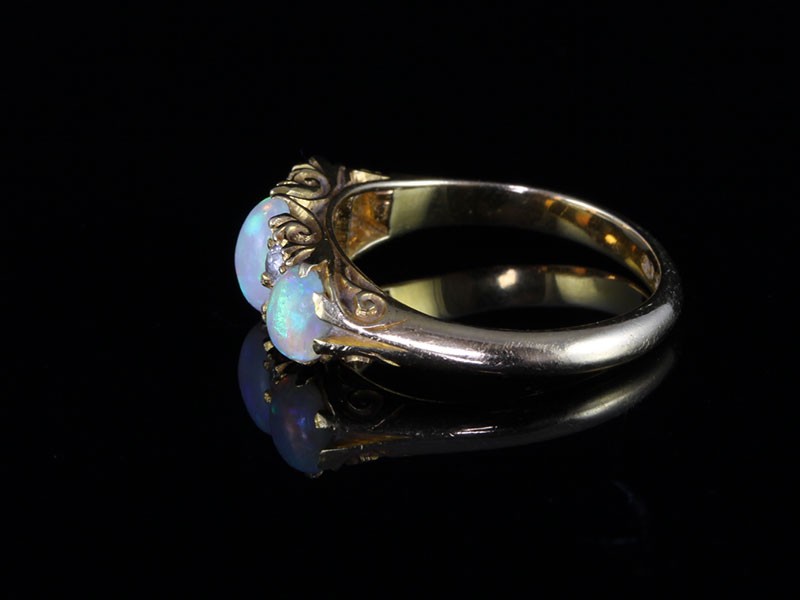 A STUNNING GENUINE EDWARDIAN AUSTRALIAN OPAL AND DIAMOND 15CT RING