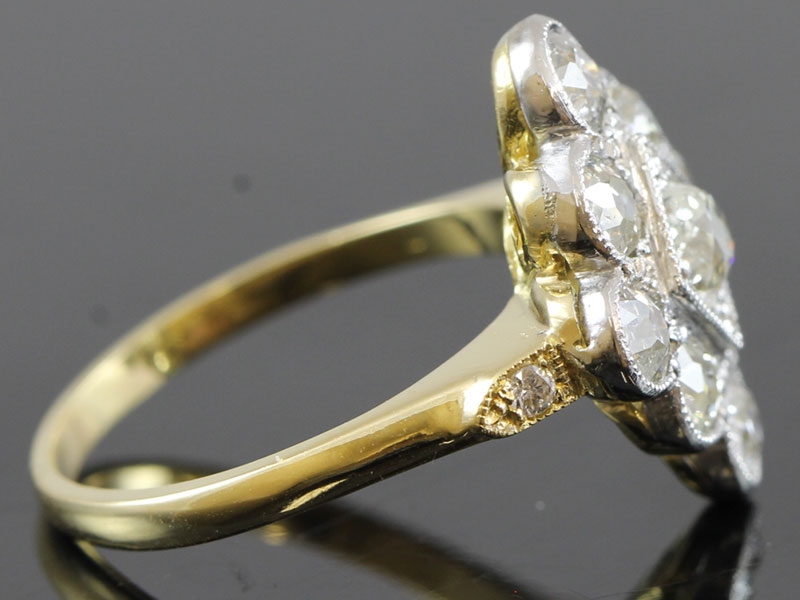  STUNNING DIAMOND 18 CARAT GOLD CLUSTER RING