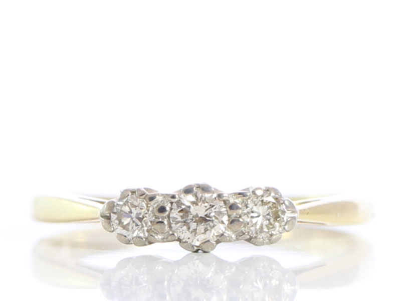  PRETTY THREE STONE DIAMOND 18 CARAT GOLD TRILOGY RING