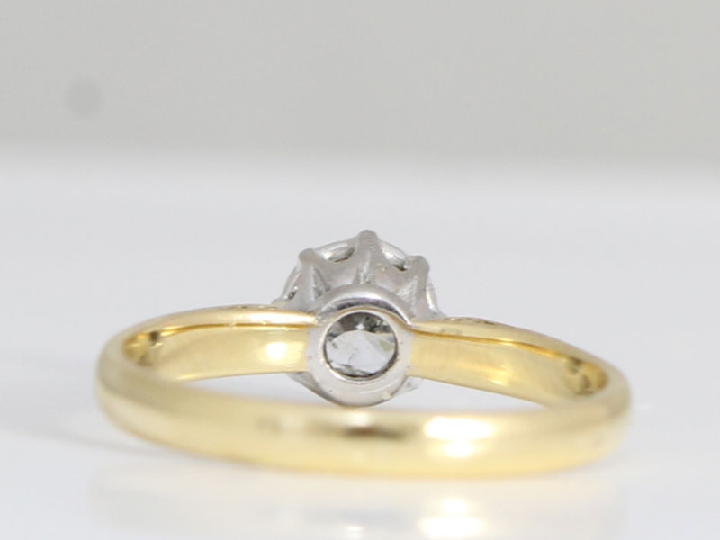 BEAUTIFUL VINTAGE 18 CARAT GOLD AND PLATINUM SOLITAIRE ENGAGEMENT RING