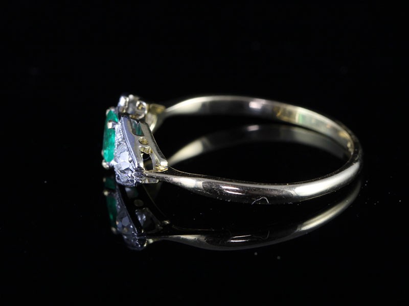 STUNNING CIRCA 1920's COLUMBIAN EMERALD AND DIAMOND GOLD AND PLATINUM RING