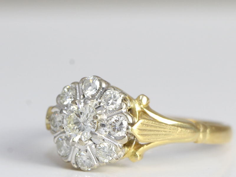 WONDERFUL DIAMOND DAISY 18 CARAT GOLD AND PLATINUM RING