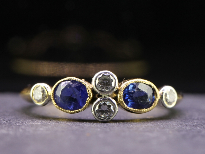  BEAUTIFUL ART DECO INSPIRED SAPPHIRE AND DIAMOND 18 CARAT GOLD RING