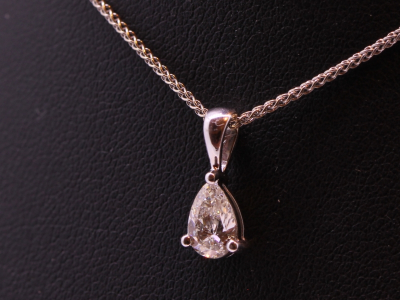 BEAUTIFUL PEAR SHAPED DIAMOND 18 CARAT WHITE GOLD PENDANT AND CHAIN