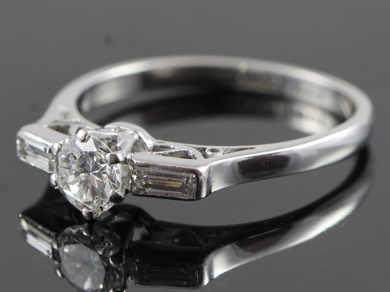 STUNNING DIAMOND ART DECO PLATINUM AND 18 CARAT GOLD RING