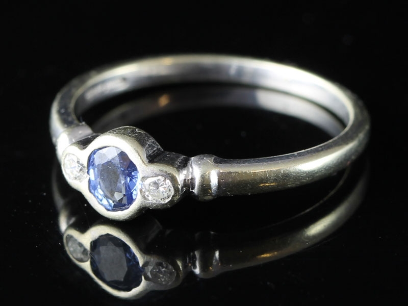 WONDERFUL CONTEMPORARY SAPPHIRE AND DIAMOND 9 CARAT GOLD RING