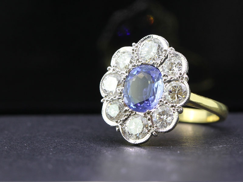 STUNNING CEYLON SAPPHIRE AND DIAMOND 18 CARAT GOLD CLUSTER RING