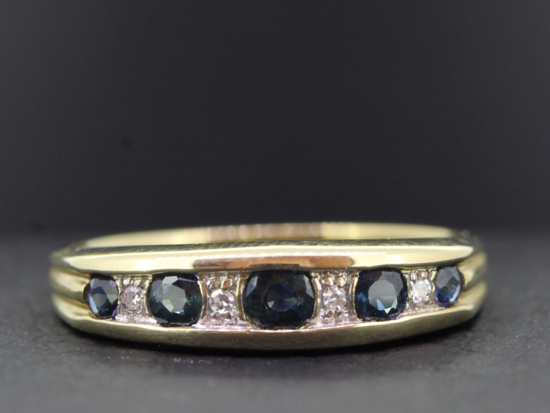 BEAUTIFUL 7 STONE SAPPHIRE AND DIAMOND 9 CARAT GOLD RING