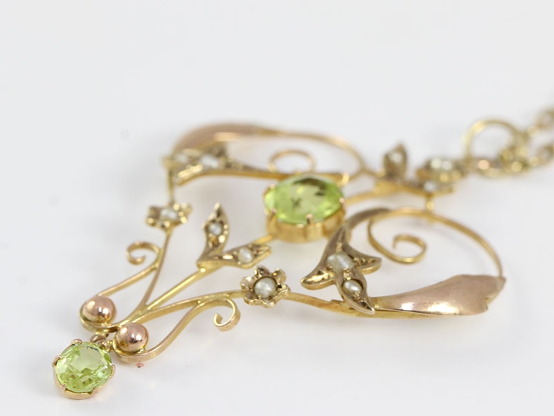 BEAUTIFUL EDWARDIAN PERIDOT AND SEED PEARL 9 CARAT GOLD PENDANT AND CHAIN