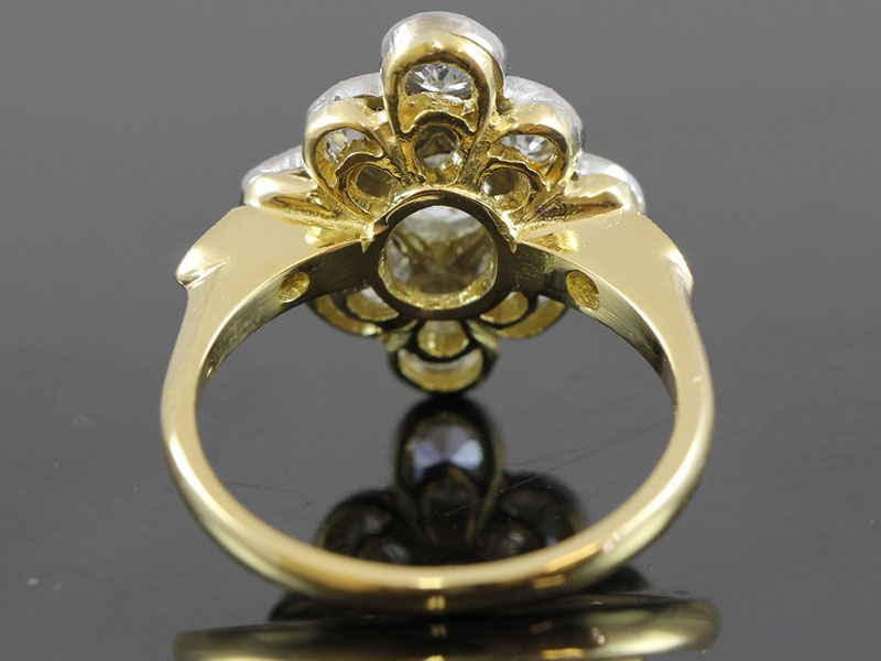  STUNNING DIAMOND 18 CARAT GOLD CLUSTER RING