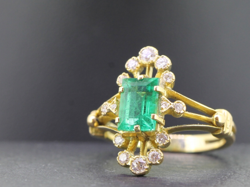 STUNNING COLOMBIAN EMERALD AND DIAMOND 18 CARAT GOLD RING