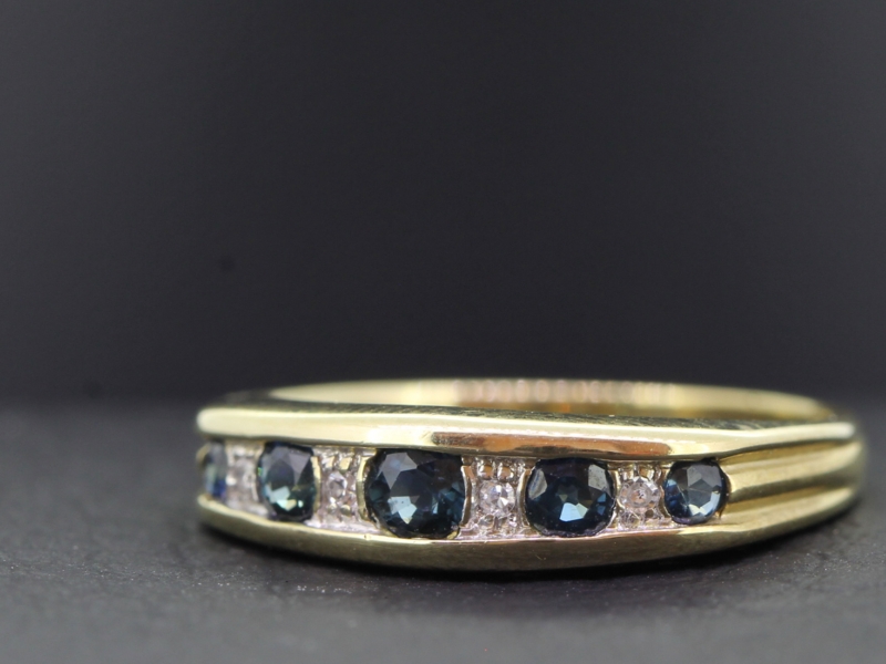 BEAUTIFUL 7 STONE SAPPHIRE AND DIAMOND 9 CARAT GOLD RING