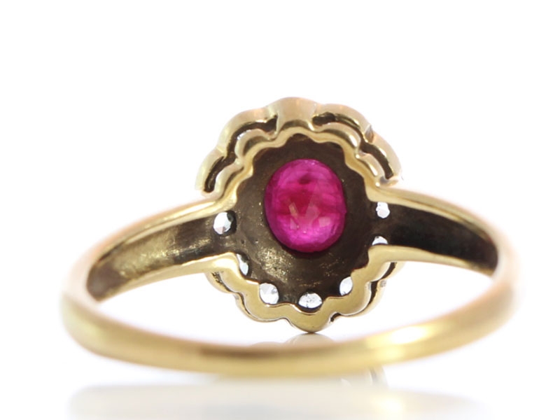 BEAUTIFUL ANTIQUE RUBY AND DIAMOND 9 CARAT GOLD RING