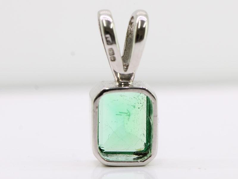 GORGEOUS COLOMBIAN EMERALD 18 CARAT WHITE GOLD PENDANT