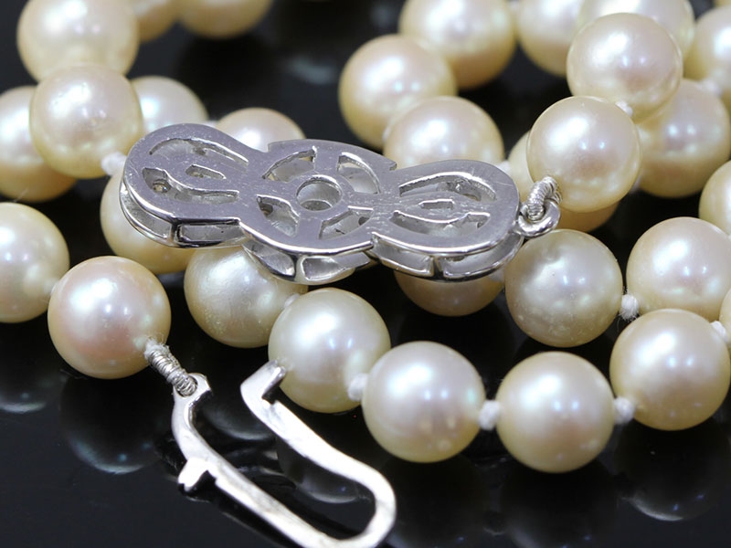 LOVELY STRAND OF PEARLS COMPLETE WITH 18 CARAT GOLD DIAMOND CLASP