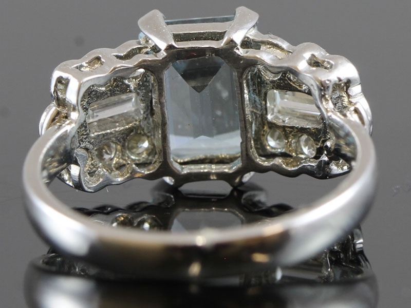  MAGNIFICENT AQUAMARINE AND DIAMOND ART DECO INSPIRED PLATINUM RING